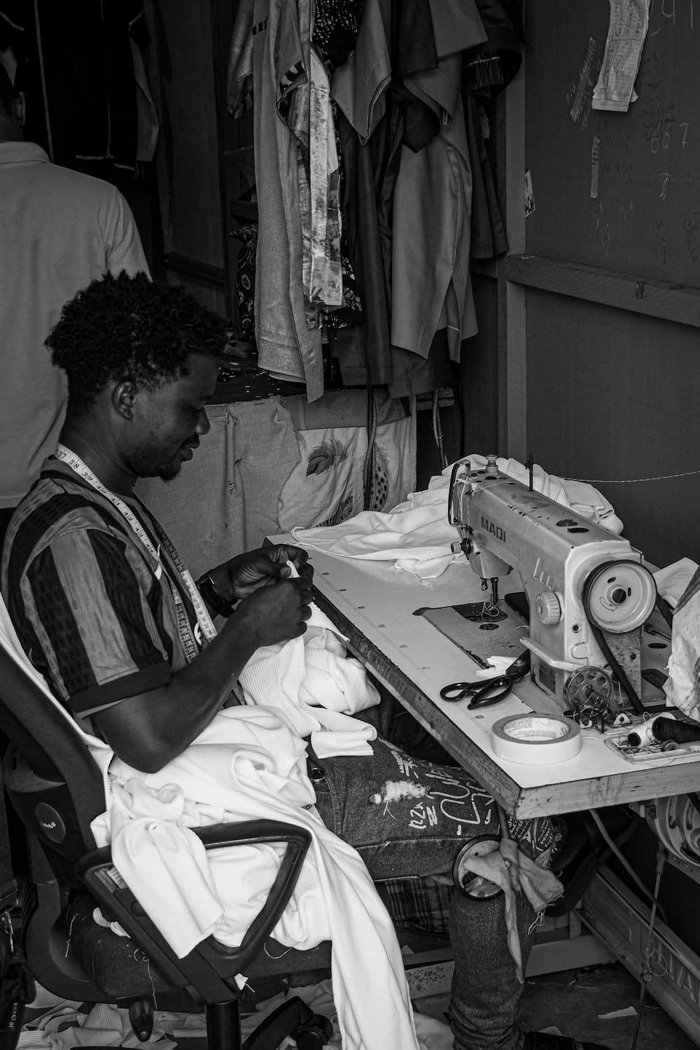 Artisan couturier au travail dans son atelier